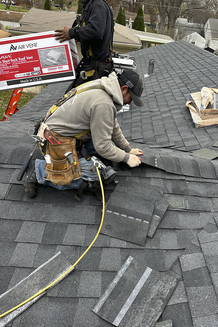 man-working-roof copia